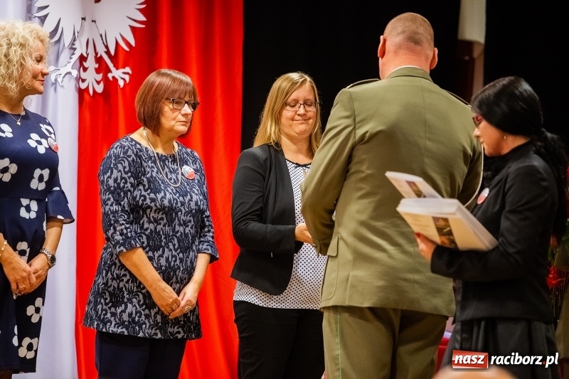 Zdjęcie w galerii na portalu naszraciborz.pl: Służby mundurowe uczciły setną rocznicę odzyskania przez Polskę niepodległości wiadomości z regionu