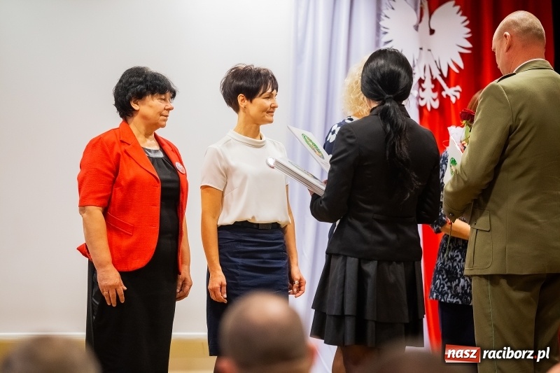 Zdjęcie w galerii na portalu naszraciborz.pl: Służby mundurowe uczciły setną rocznicę odzyskania przez Polskę niepodległości wiadomości z regionu