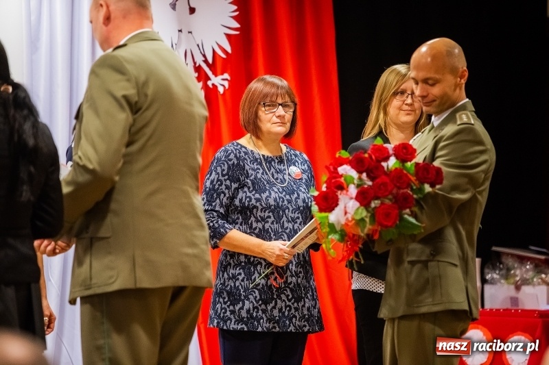 Zdjęcie w galerii na portalu naszraciborz.pl: Służby mundurowe uczciły setną rocznicę odzyskania przez Polskę niepodległości wiadomości z regionu