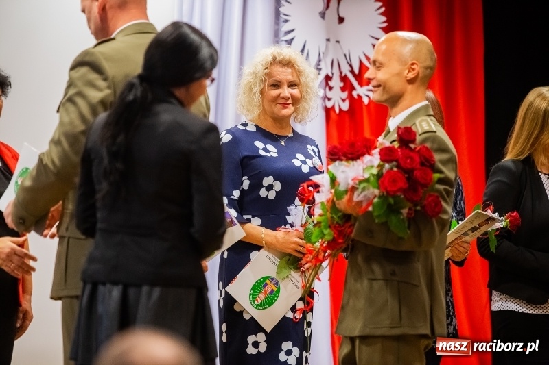 Zdjęcie w galerii na portalu naszraciborz.pl: Służby mundurowe uczciły setną rocznicę odzyskania przez Polskę niepodległości wiadomości z regionu