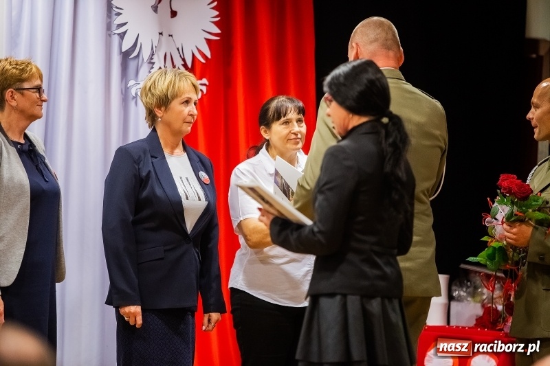 Zdjęcie w galerii na portalu naszraciborz.pl: Służby mundurowe uczciły setną rocznicę odzyskania przez Polskę niepodległości wiadomości z regionu