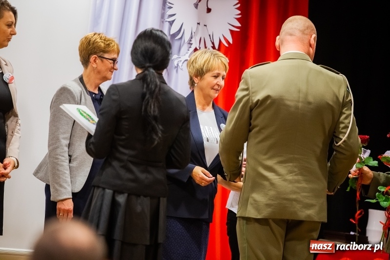 Zdjęcie w galerii na portalu naszraciborz.pl: Służby mundurowe uczciły setną rocznicę odzyskania przez Polskę niepodległości wiadomości z regionu