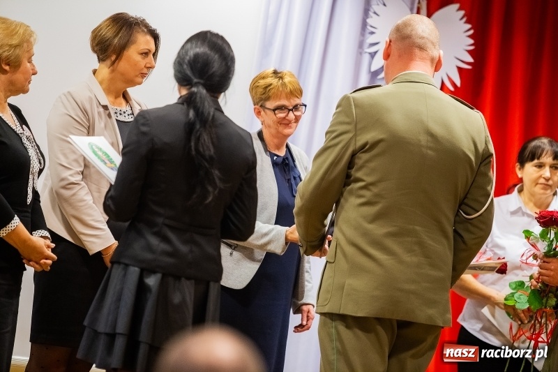 Zdjęcie w galerii na portalu naszraciborz.pl: Służby mundurowe uczciły setną rocznicę odzyskania przez Polskę niepodległości wiadomości z regionu