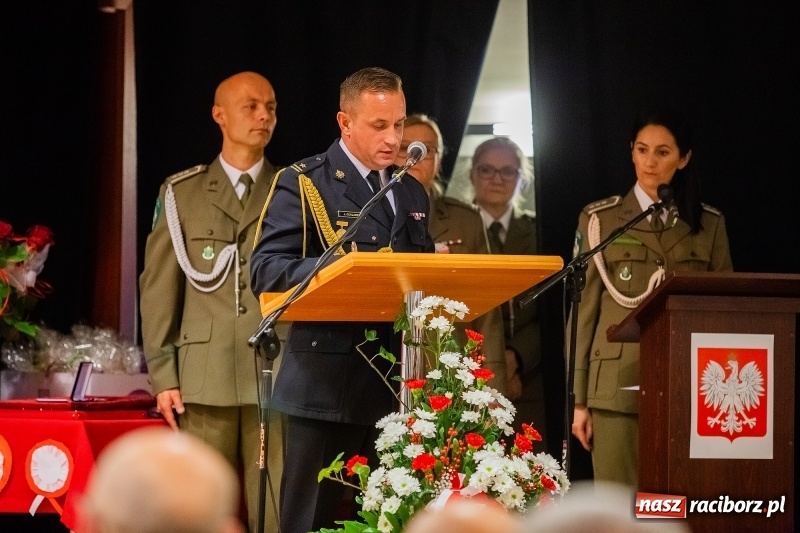 Zdjęcie w galerii na portalu naszraciborz.pl: Służby mundurowe uczciły setną rocznicę odzyskania przez Polskę niepodległości wiadomości z regionu