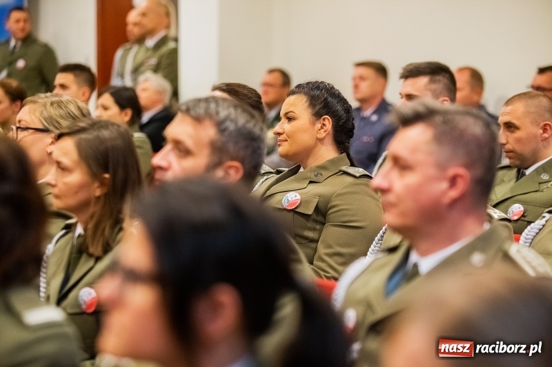 Zdjęcie w galerii na portalu naszraciborz.pl: Służby mundurowe uczciły setną rocznicę odzyskania przez Polskę niepodległości wiadomości z regionu