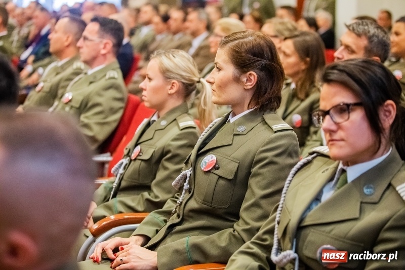 Zdjęcie w galerii na portalu naszraciborz.pl: Służby mundurowe uczciły setną rocznicę odzyskania przez Polskę niepodległości wiadomości z regionu