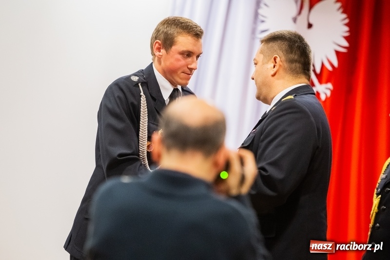 Zdjęcie w galerii na portalu naszraciborz.pl: Służby mundurowe uczciły setną rocznicę odzyskania przez Polskę niepodległości wiadomości z regionu