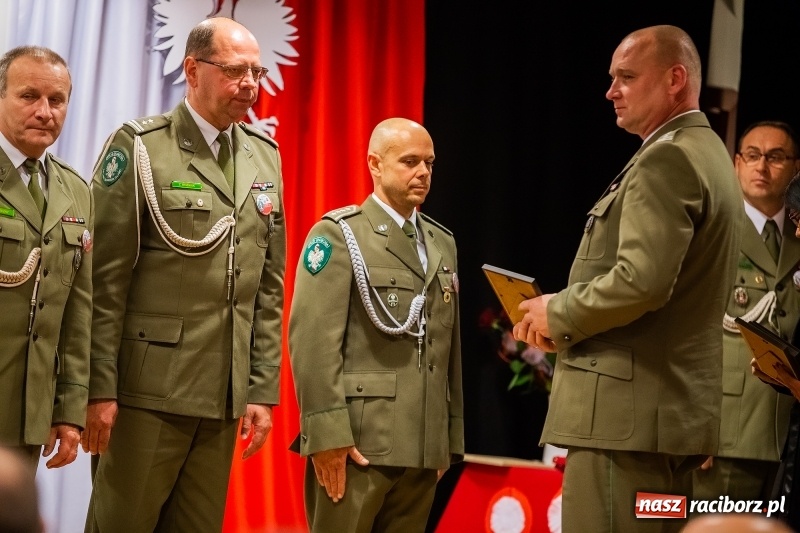 Zdjęcie w galerii na portalu naszraciborz.pl: Służby mundurowe uczciły setną rocznicę odzyskania przez Polskę niepodległości wiadomości z regionu