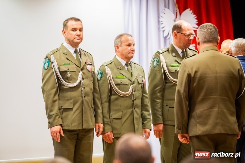 Zdjęcie w galerii na portalu naszraciborz.pl: Służby mundurowe uczciły setną rocznicę odzyskania przez Polskę niepodległości wiadomości z regionu