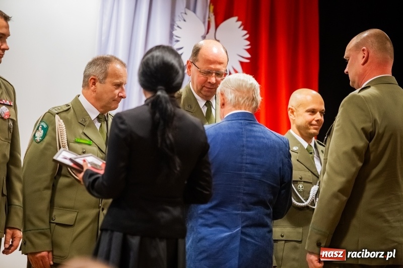 Zdjęcie w galerii na portalu naszraciborz.pl: Służby mundurowe uczciły setną rocznicę odzyskania przez Polskę niepodległości wiadomości z regionu