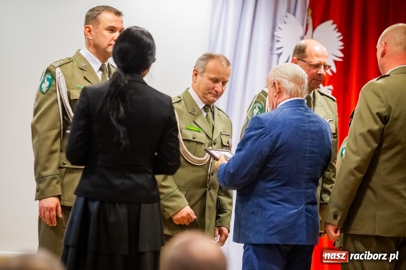 Zdjęcie w galerii na portalu naszraciborz.pl: Służby mundurowe uczciły setną rocznicę odzyskania przez Polskę niepodległości wiadomości z regionu