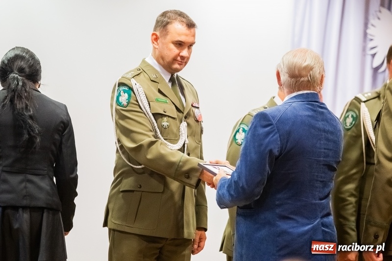 Zdjęcie w galerii na portalu naszraciborz.pl: Służby mundurowe uczciły setną rocznicę odzyskania przez Polskę niepodległości wiadomości z regionu