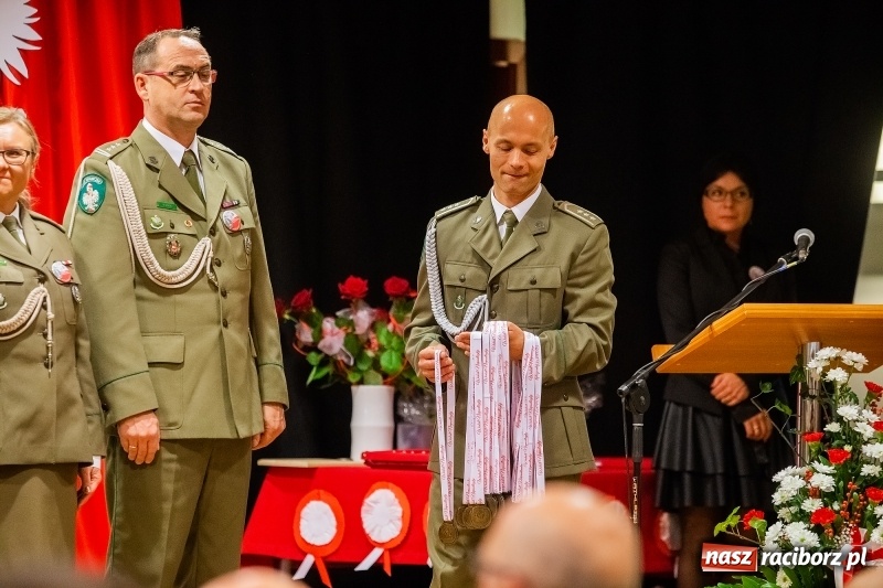 Zdjęcie w galerii na portalu naszraciborz.pl: Służby mundurowe uczciły setną rocznicę odzyskania przez Polskę niepodległości wiadomości z regionu
