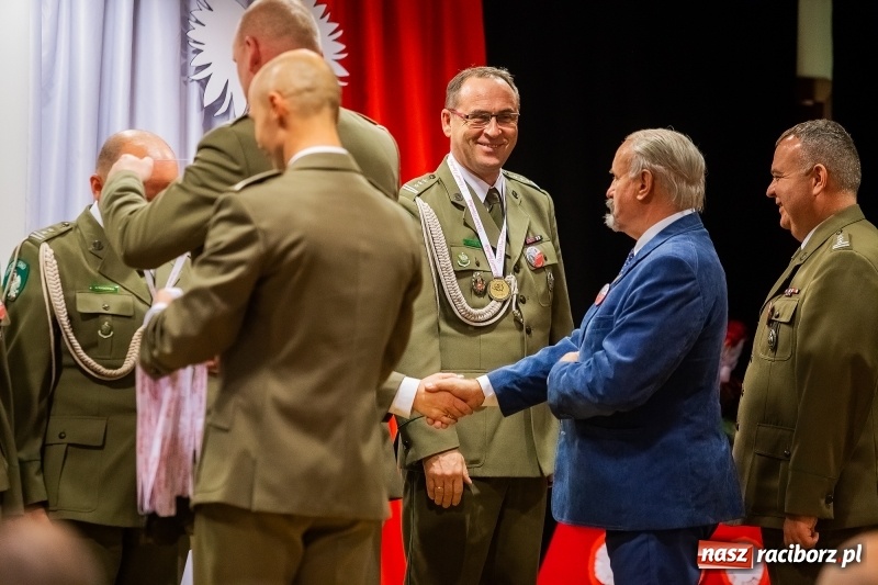 Zdjęcie w galerii na portalu naszraciborz.pl: Służby mundurowe uczciły setną rocznicę odzyskania przez Polskę niepodległości wiadomości z regionu