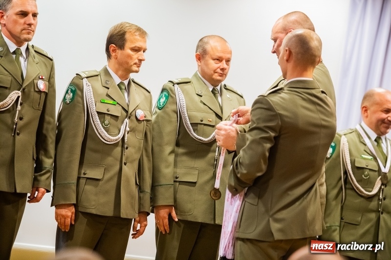 Zdjęcie w galerii na portalu naszraciborz.pl: Służby mundurowe uczciły setną rocznicę odzyskania przez Polskę niepodległości wiadomości z regionu