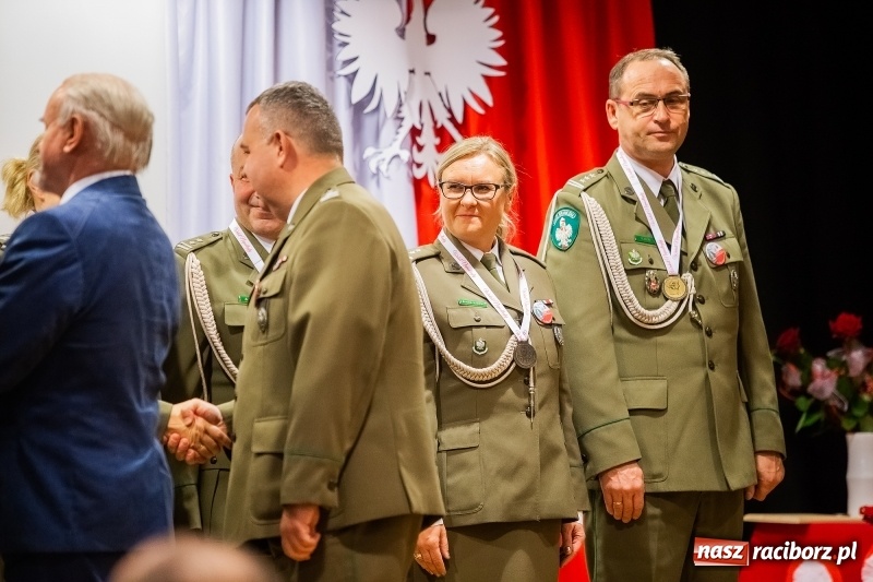 Zdjęcie w galerii na portalu naszraciborz.pl: Służby mundurowe uczciły setną rocznicę odzyskania przez Polskę niepodległości wiadomości z regionu