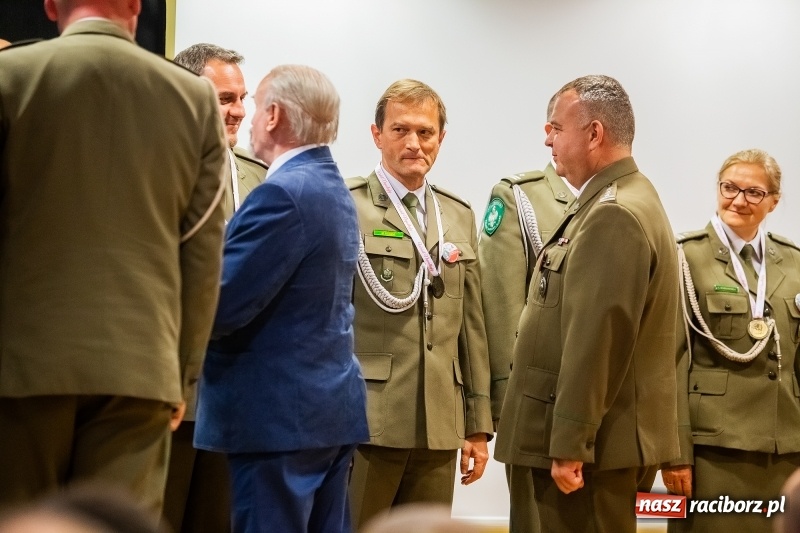 Zdjęcie w galerii na portalu naszraciborz.pl: Służby mundurowe uczciły setną rocznicę odzyskania przez Polskę niepodległości wiadomości z regionu