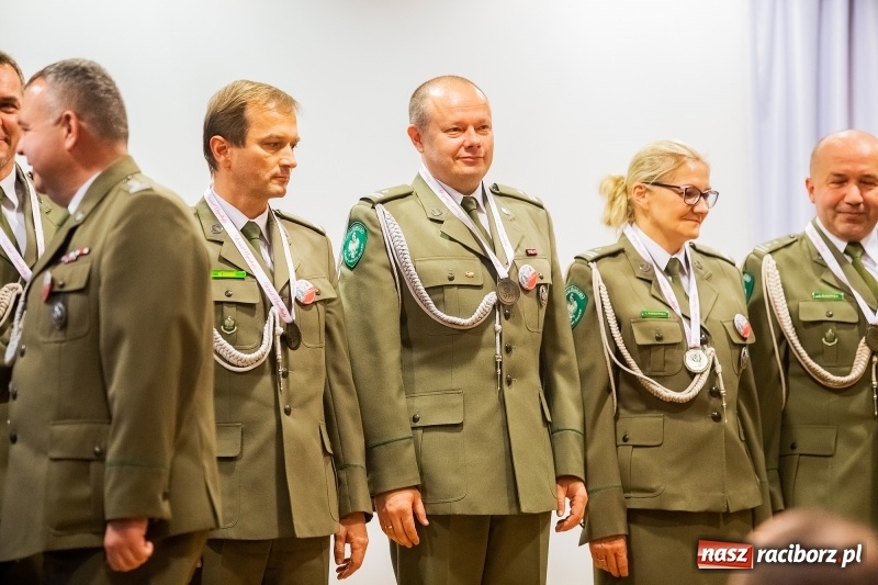 Zdjęcie w galerii na portalu naszraciborz.pl: Służby mundurowe uczciły setną rocznicę odzyskania przez Polskę niepodległości wiadomości z regionu