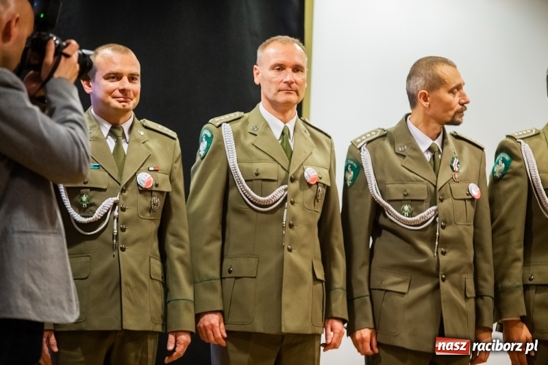 Zdjęcie w galerii na portalu naszraciborz.pl: Służby mundurowe uczciły setną rocznicę odzyskania przez Polskę niepodległości wiadomości z regionu