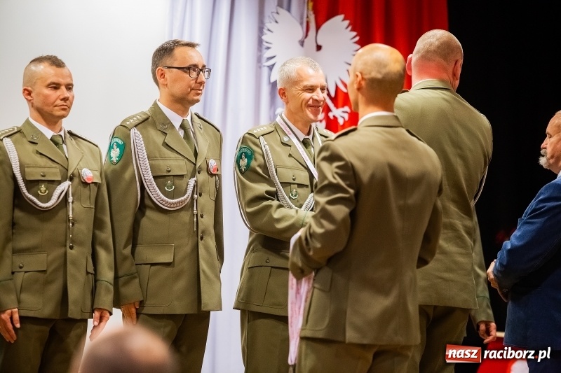 Zdjęcie w galerii na portalu naszraciborz.pl: Służby mundurowe uczciły setną rocznicę odzyskania przez Polskę niepodległości wiadomości z regionu