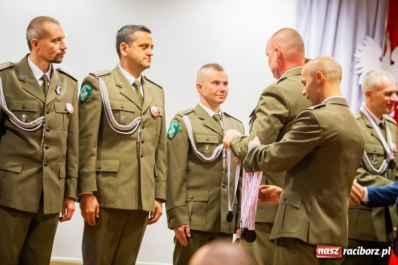 Zdjęcie w galerii na portalu naszraciborz.pl: Służby mundurowe uczciły setną rocznicę odzyskania przez Polskę niepodległości wiadomości z regionu