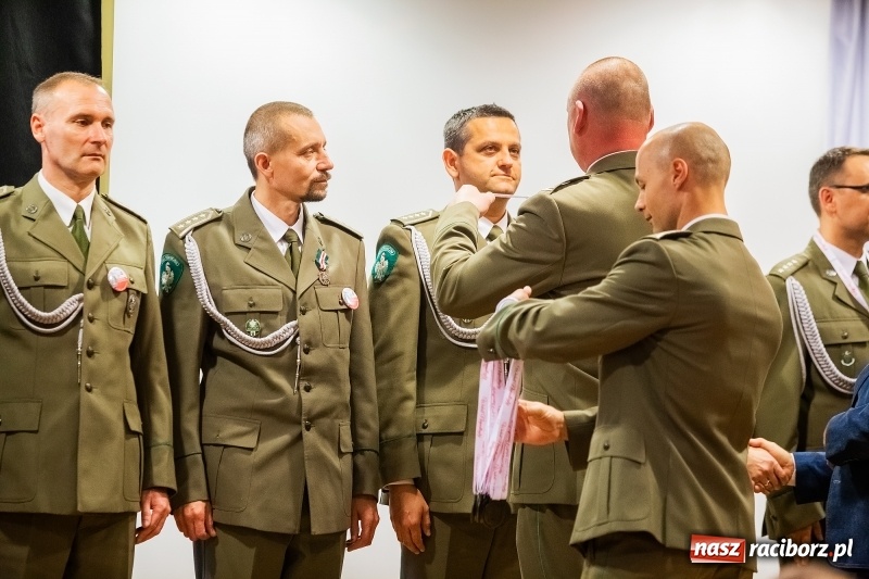 Zdjęcie w galerii na portalu naszraciborz.pl: Służby mundurowe uczciły setną rocznicę odzyskania przez Polskę niepodległości wiadomości z regionu