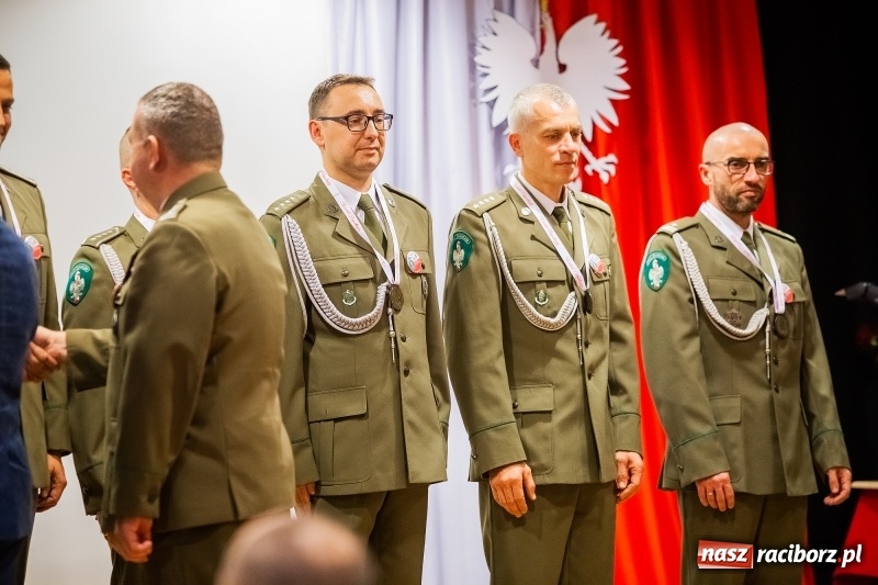 Zdjęcie w galerii na portalu naszraciborz.pl: Służby mundurowe uczciły setną rocznicę odzyskania przez Polskę niepodległości wiadomości z regionu