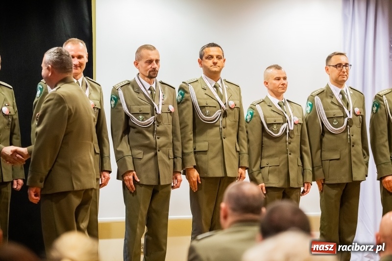 Zdjęcie w galerii na portalu naszraciborz.pl: Służby mundurowe uczciły setną rocznicę odzyskania przez Polskę niepodległości wiadomości z regionu