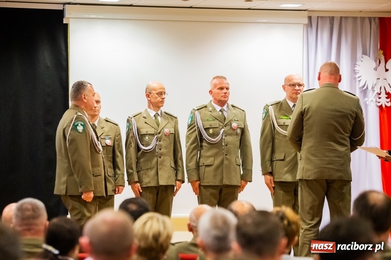 Zdjęcie w galerii na portalu naszraciborz.pl: Służby mundurowe uczciły setną rocznicę odzyskania przez Polskę niepodległości wiadomości z regionu