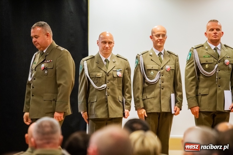 Zdjęcie w galerii na portalu naszraciborz.pl: Służby mundurowe uczciły setną rocznicę odzyskania przez Polskę niepodległości wiadomości z regionu