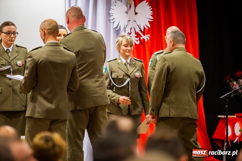 Zdjęcie w galerii na portalu naszraciborz.pl: Służby mundurowe uczciły setną rocznicę odzyskania przez Polskę niepodległości wiadomości z regionu