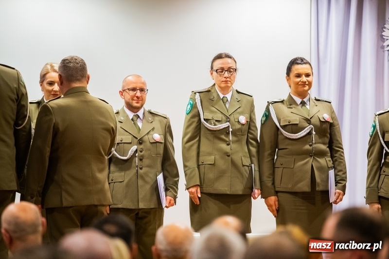 Zdjęcie w galerii na portalu naszraciborz.pl: Służby mundurowe uczciły setną rocznicę odzyskania przez Polskę niepodległości wiadomości z regionu