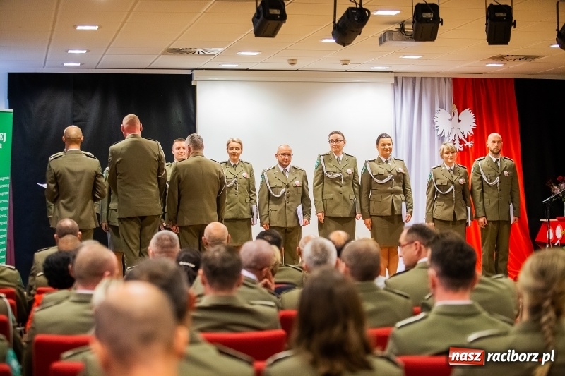 Zdjęcie w galerii na portalu naszraciborz.pl: Służby mundurowe uczciły setną rocznicę odzyskania przez Polskę niepodległości wiadomości z regionu