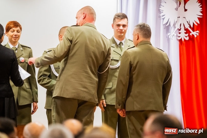 Zdjęcie w galerii na portalu naszraciborz.pl: Służby mundurowe uczciły setną rocznicę odzyskania przez Polskę niepodległości wiadomości z regionu