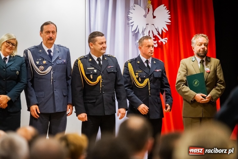 Zdjęcie w galerii na portalu naszraciborz.pl: Służby mundurowe uczciły setną rocznicę odzyskania przez Polskę niepodległości wiadomości z regionu