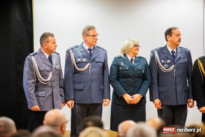 Zdjęcie w galerii na portalu naszraciborz.pl: Służby mundurowe uczciły setną rocznicę odzyskania przez Polskę niepodległości wiadomości z regionu