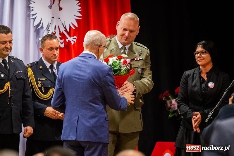 Zdjęcie w galerii na portalu naszraciborz.pl: Służby mundurowe uczciły setną rocznicę odzyskania przez Polskę niepodległości wiadomości z regionu