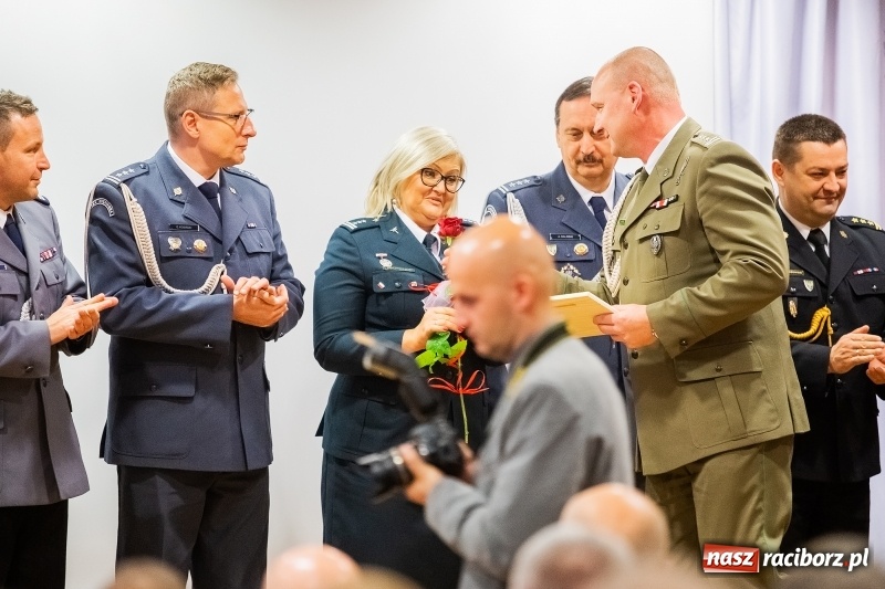 Zdjęcie w galerii na portalu naszraciborz.pl: Służby mundurowe uczciły setną rocznicę odzyskania przez Polskę niepodległości wiadomości z regionu