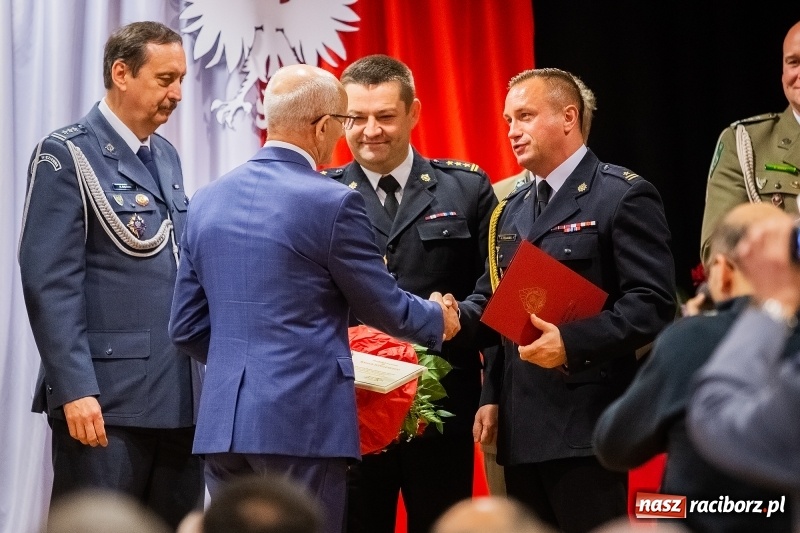 Zdjęcie w galerii na portalu naszraciborz.pl: Służby mundurowe uczciły setną rocznicę odzyskania przez Polskę niepodległości wiadomości z regionu