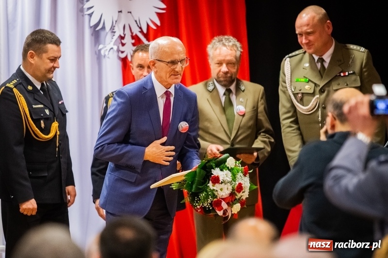 Zdjęcie w galerii na portalu naszraciborz.pl: Służby mundurowe uczciły setną rocznicę odzyskania przez Polskę niepodległości wiadomości z regionu