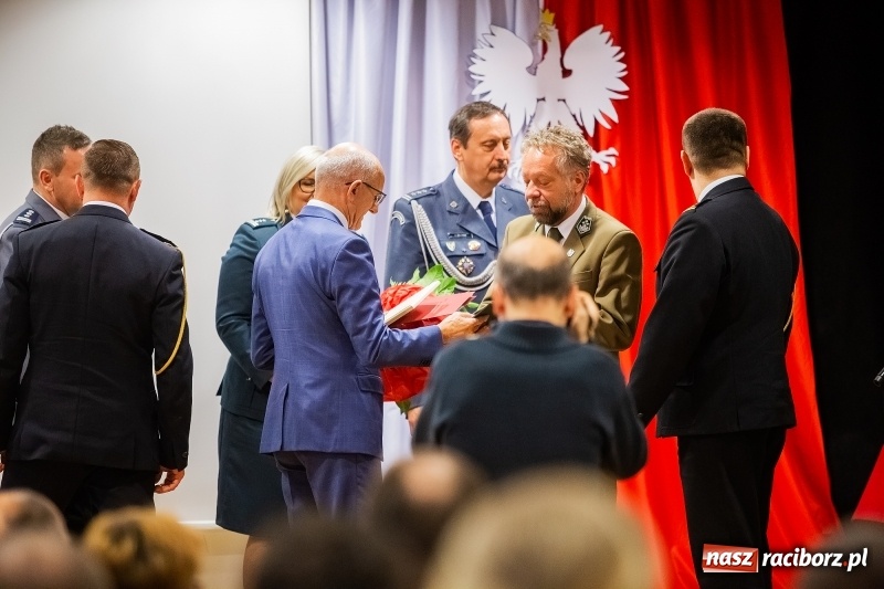 Zdjęcie w galerii na portalu naszraciborz.pl: Służby mundurowe uczciły setną rocznicę odzyskania przez Polskę niepodległości wiadomości z regionu