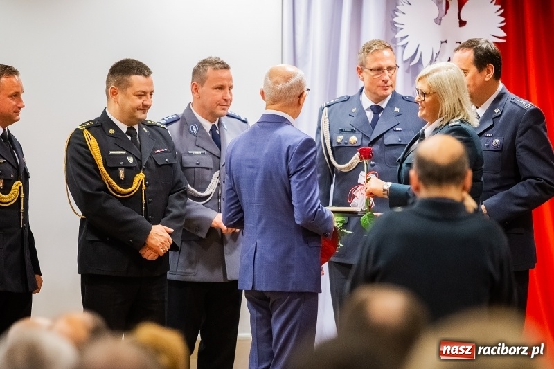 Zdjęcie w galerii na portalu naszraciborz.pl: Służby mundurowe uczciły setną rocznicę odzyskania przez Polskę niepodległości wiadomości z regionu