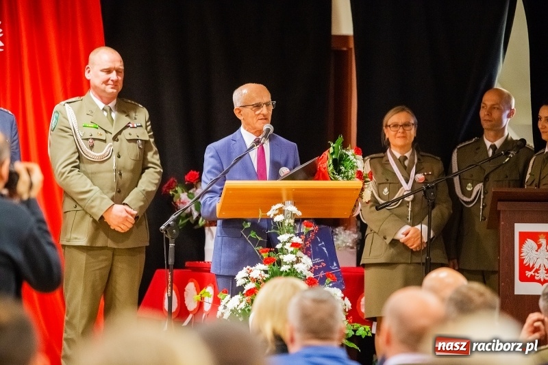 Zdjęcie w galerii na portalu naszraciborz.pl: Służby mundurowe uczciły setną rocznicę odzyskania przez Polskę niepodległości wiadomości z regionu
