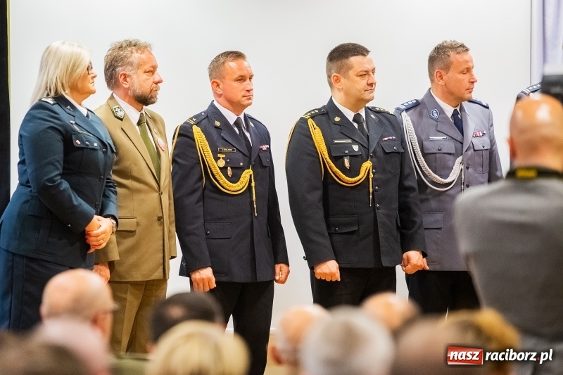 Zdjęcie w galerii na portalu naszraciborz.pl: Służby mundurowe uczciły setną rocznicę odzyskania przez Polskę niepodległości wiadomości z regionu