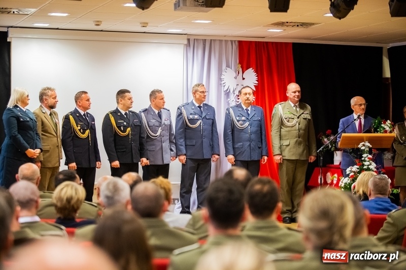 Zdjęcie w galerii na portalu naszraciborz.pl: Służby mundurowe uczciły setną rocznicę odzyskania przez Polskę niepodległości wiadomości z regionu