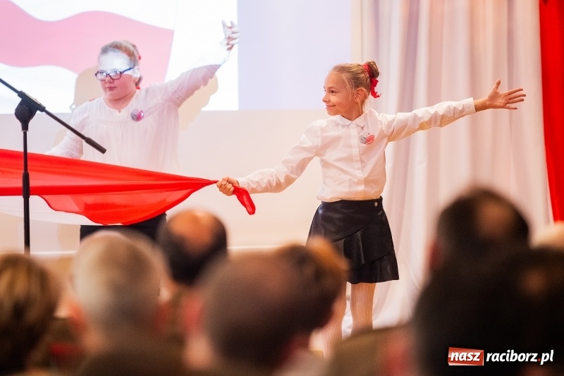 Zdjęcie w galerii na portalu naszraciborz.pl: Służby mundurowe uczciły setną rocznicę odzyskania przez Polskę niepodległości wiadomości z regionu