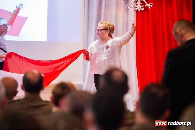 Zdjęcie w galerii na portalu naszraciborz.pl: Służby mundurowe uczciły setną rocznicę odzyskania przez Polskę niepodległości wiadomości z regionu