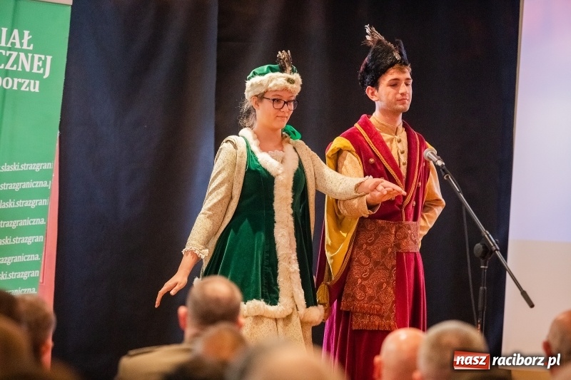 Zdjęcie w galerii na portalu naszraciborz.pl: Służby mundurowe uczciły setną rocznicę odzyskania przez Polskę niepodległości wiadomości z regionu