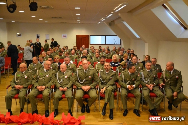 Zdjęcie w galerii na portalu naszraciborz.pl: Służby mundurowe uczciły setną rocznicę odzyskania przez Polskę niepodległości wiadomości z regionu