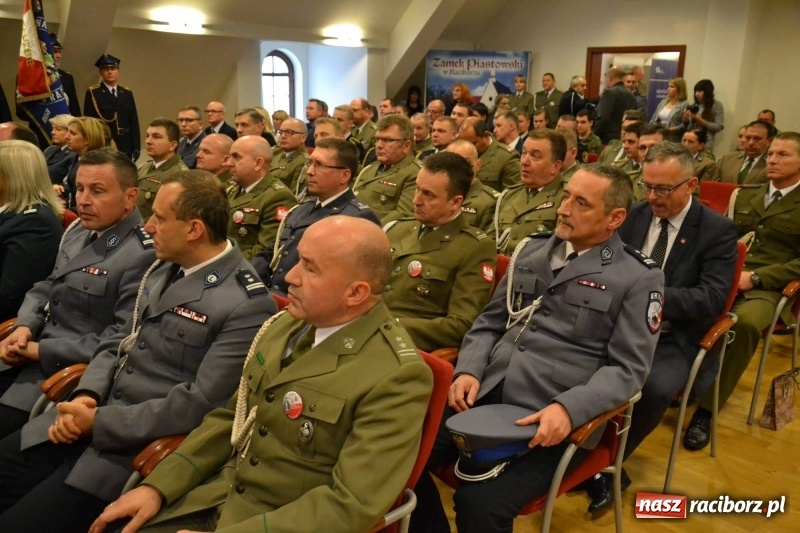 Zdjęcie w galerii na portalu naszraciborz.pl: Służby mundurowe uczciły setną rocznicę odzyskania przez Polskę niepodległości wiadomości z regionu